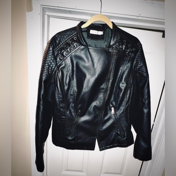 Black size XXL faux leather Moto jacket. Has nice patterned shoulders - Picture 4 of 4